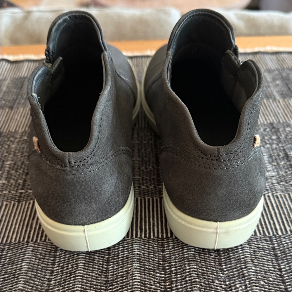 ECCO Soft Black Low-Cut Zip Bootie - Picture 6 of 8